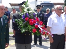 Polaganje cvetja k spominskemu obeležju