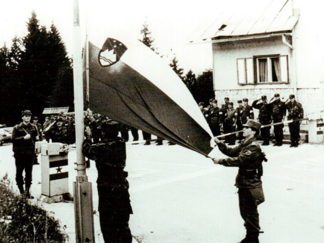 Dvig slovenske zastave na Mejnem prehodu Jezersko  Foto: Arhiv Damjan Renko